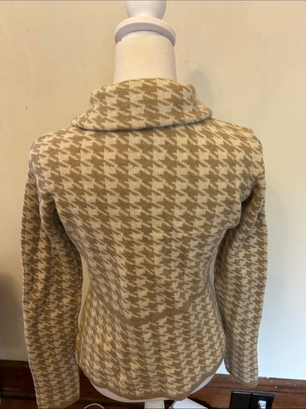 A. Ida Beige & Cream Houndstooth wool sweater with Buckle Collar Size S EUC - Picture 4 of 4